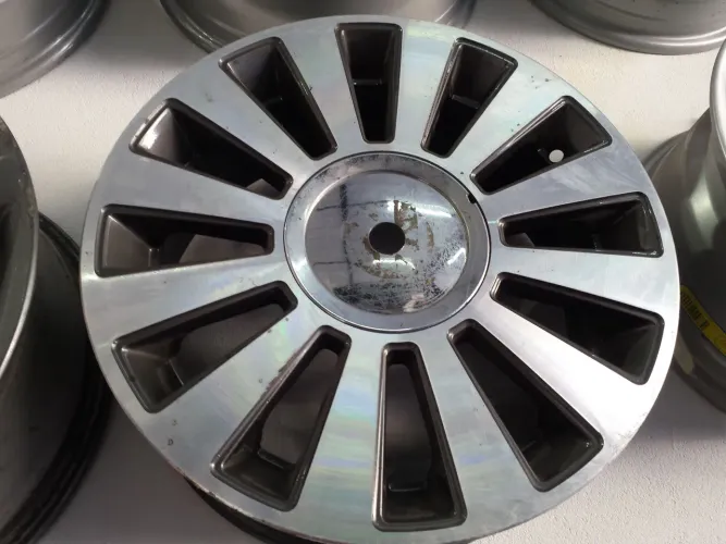 Roda aro 15 Modelo A8 diamantada Volkswagen Perua kombi 5x112 jogo usado 