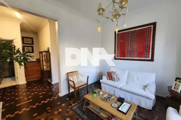 Casa de rua - Triplex / Residencial / Humaitá
