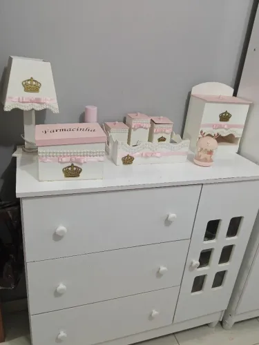 Vendo conjunto de farmacinha completo em MDF e uma cômoda e um guarda roupa infantil 