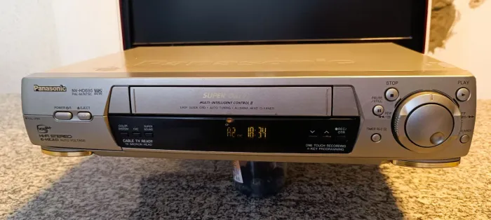 Vídeo Cassete PANASONIC NV-HD695 BR Hifi 6 cabeças BI-Volt.<br>NV-HD695DBR e NV-HD695BR