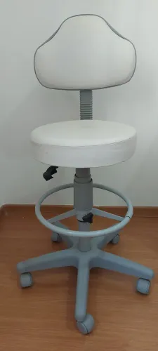 Cadeira Mocho Alto com encosto e apoio para os pés, revestimento em couro branco.