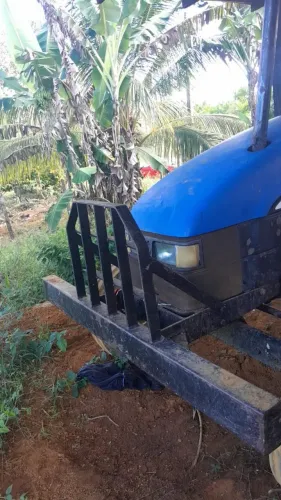TL 75 E ano 2005 Trator Agrícola Azul - Ideal para Trabalho no Campo