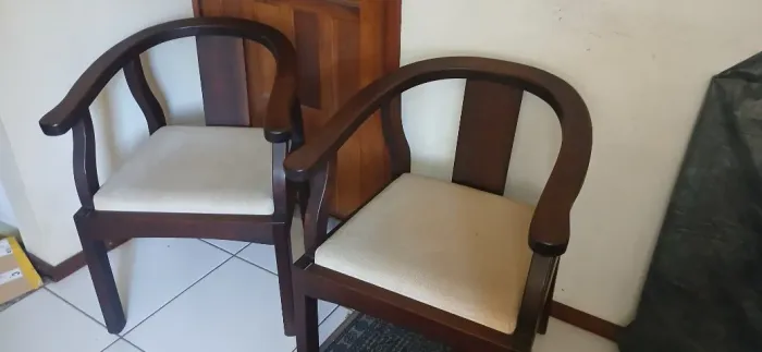 Cadeiras de madeira nobre, moveis de Gramado
