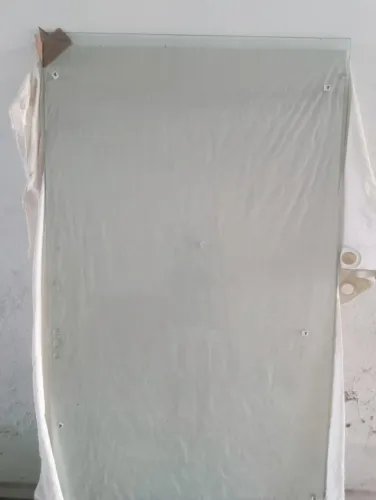 PORTA DE VIDRO 2 FOLHAS, ALUMÍNIO BRANCO E FECHADURA, COM ESTRUTURA METALICA EM  FERRO.