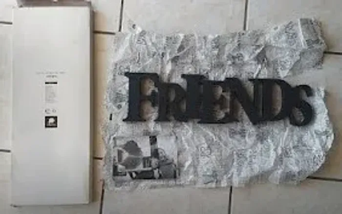 Letreiro Friends com Pregadores Imaginarium