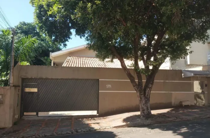 Oportunidade! Casa Ampla e Bem Localizada