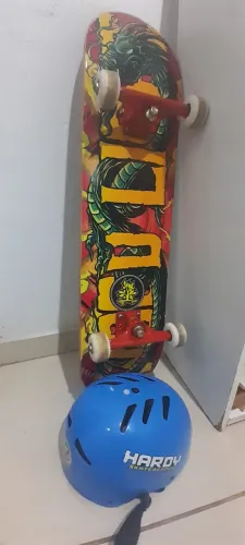 Skate e capacete