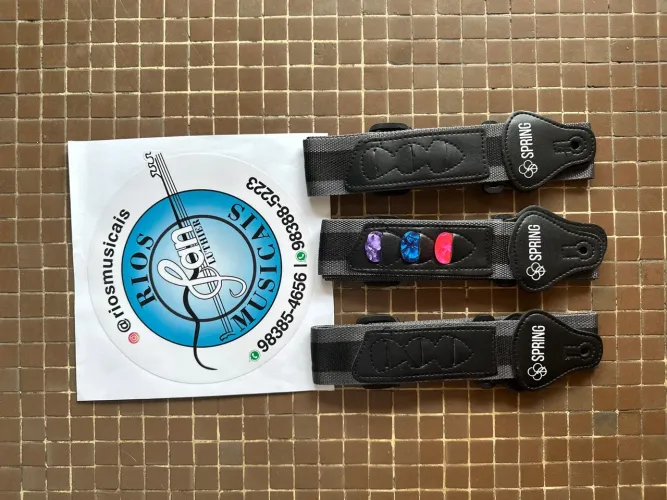 Correia de violão com suporte de  palhetas Spring para guitarra e violão