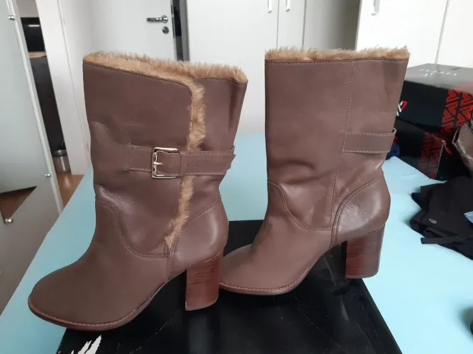 Botas de couro marrom com detalhes em pele