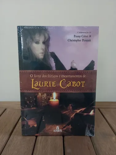 O Livro dos Feitiços e Encantamentos de Laurie Cabotde Laurie Cabot