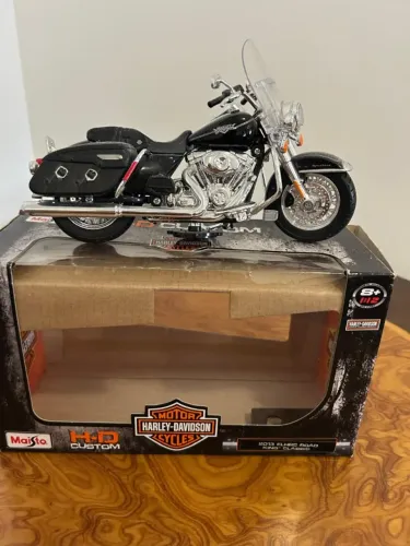 Miniatura Harley Davidson FLHR Road King Classic, Maisto
