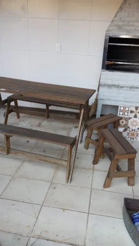 Mesa de churrasco com bancos dobráveis 
