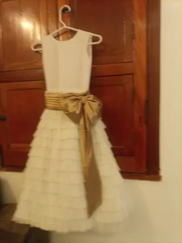 Vendo vestido branco(veste 5 a,7anos) de dama de honra ou pra festa