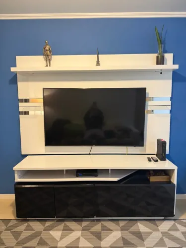 Conjunto Rack e Painel para TV Integrado - Design Moderno em Preto e Branco