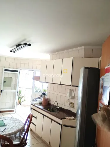 Brognoli Vende Apartamento com 3 quartos sendo 1 suíte no bairro Capoeiras em Florianópoli