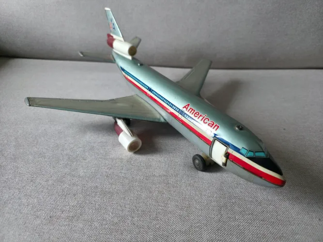 MINIATURA AVIÃO DOUGLAS DC-10 AMERICAN AIRLINES - T.N (NOMURA) - MADE IN JAPAN