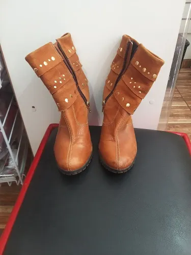 Vende-se bota cravo e canela 