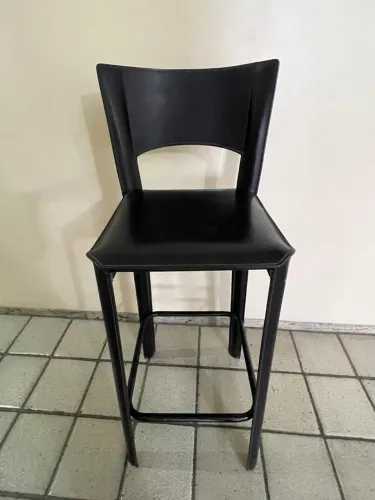 2 Banquetas altas em couro