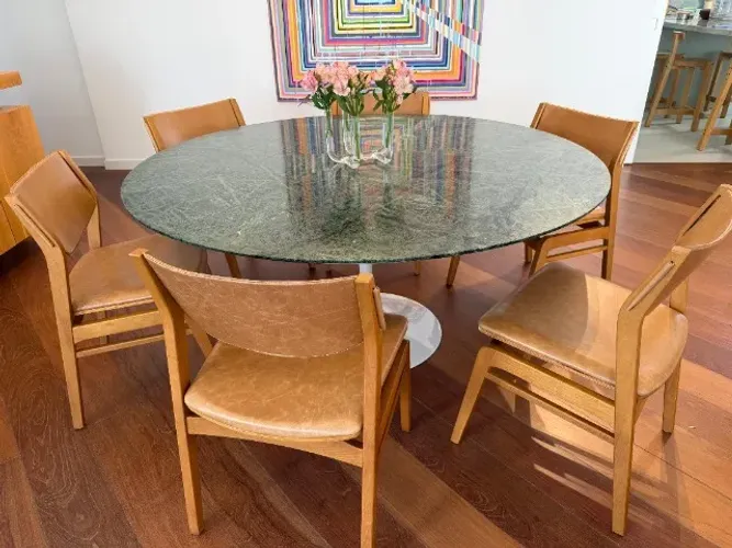 Mesa de jantar Saarinen redonda com 160cm de diâmetro, em Mármore Verde Guatemala