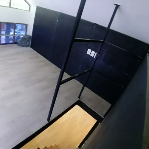 Mezanino, escadas, corrimão.