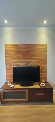 Rack com painel em Teca
