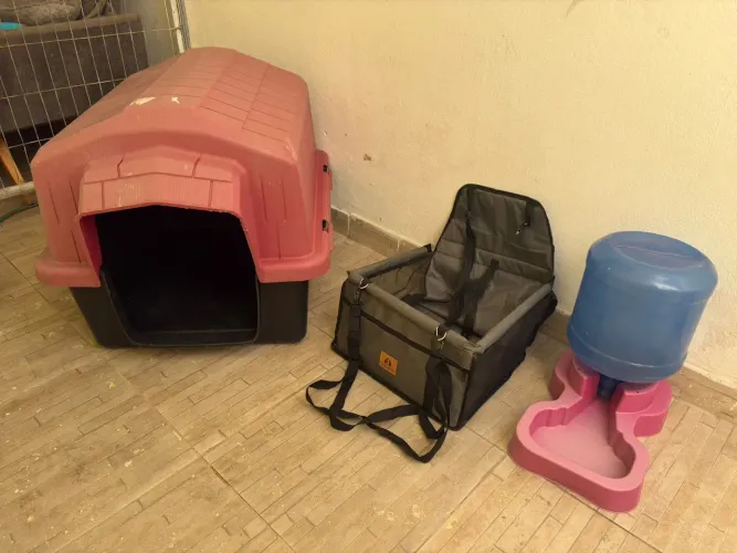Casinha de cachorro, bebedouro e bolsa de transporte 
