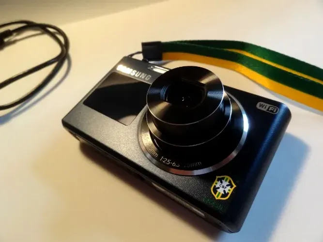 Câmera Samsung DV2014F com duplo LCD para selfie