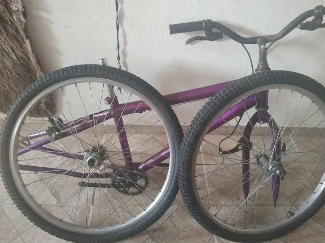 Vendo uma bicicleta  com alguns detalhes faltando  pra montarem rodas completa penos novos