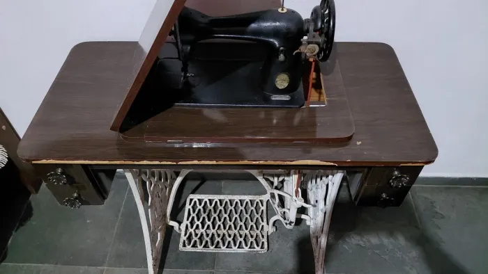Máquina Singer antiga original com mesa e pedal - funcionanando