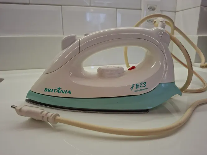Ferro de passar Britânia FB23 a vapor