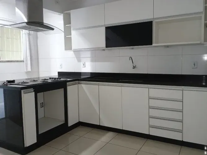 Casa com 2 Quartos, Suíte com Closet, Garagem para 3 Carros e Terreno de 480m²!