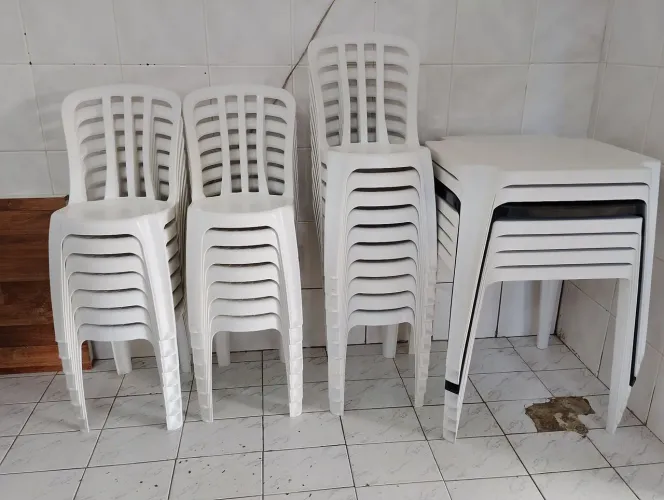 Jogo de mesa e cadeiras