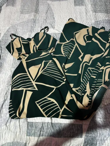 VESTIDO LINDO COM ABERTURA NA LATERAL E COSTA COM AMARRAÇÃO, TAM M