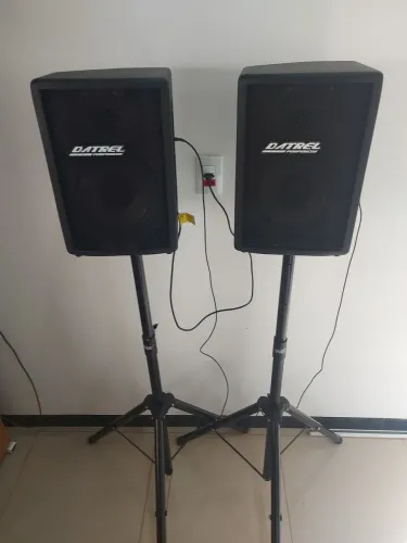 Kit 2 Caixas Ativa e Passiva 150w Datrel 8" + 2 Tripés + cabo
