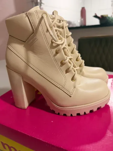 Vendo bota da moleca usada uma única vez