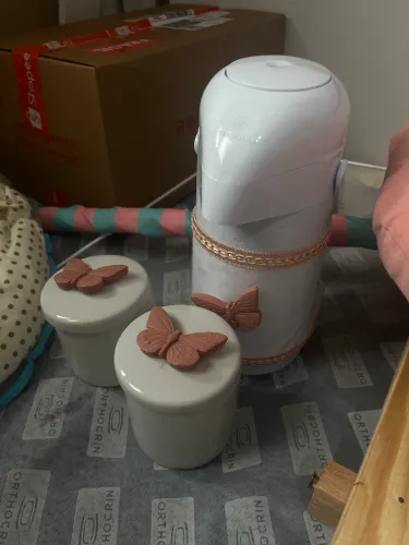 Vendo kit troca bebê Garrafa Térmica e Dois Potes de Porcelana Borboleta Rose