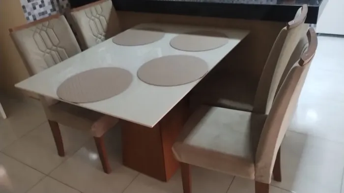 Mesa 4 cadeiras semi-nova