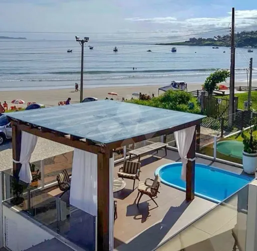Casa frente mar com 4 suítes no Centro em Garopaba/SC