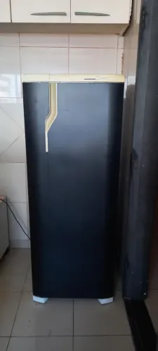 Vendo Excelente Geladeira Adesivada.