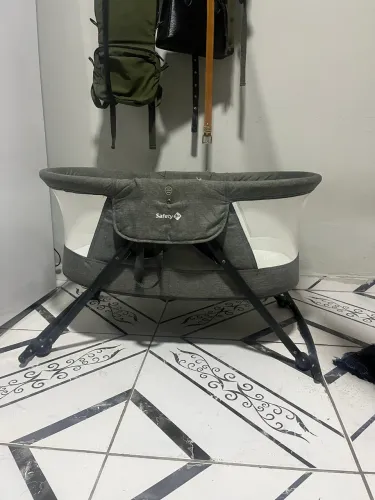 um mini berço projetado especificamente para bebês recém