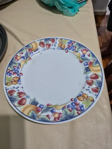 Pratos de porcelana coloridos com frutas