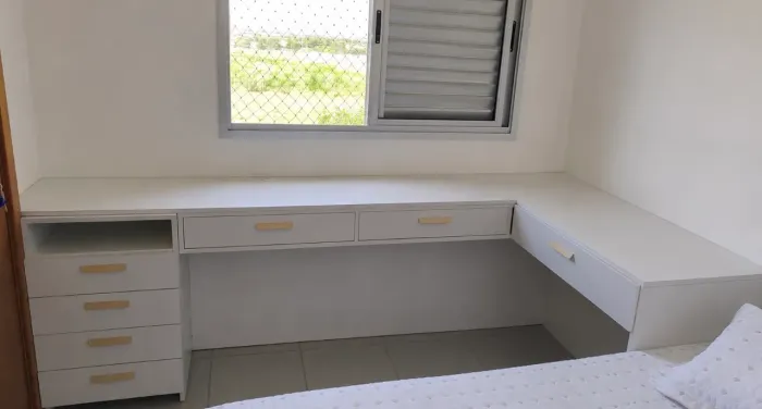 Vendo escrivaninha com camarim ( sem espelho )