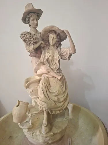 Fonte casal mulher com jarro 