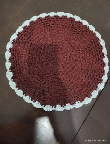 Toalha de crochê na cor marrom e borda branca