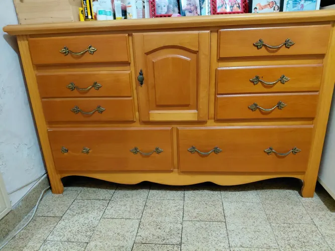 Cômoda em madeira maciça.