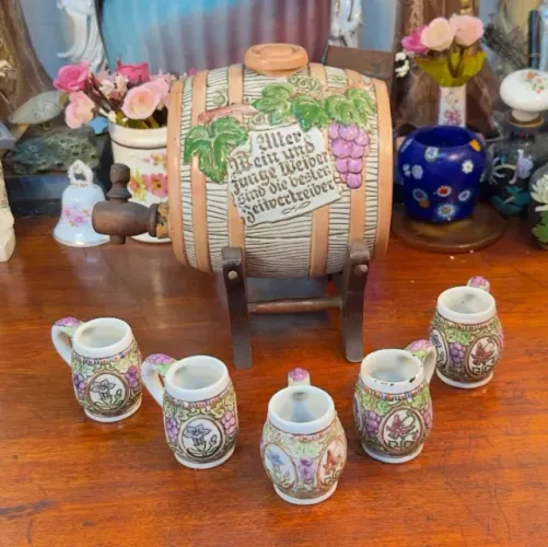 ANTIGO CONJUNTO BARRIL E CANECAS CERAMARTE