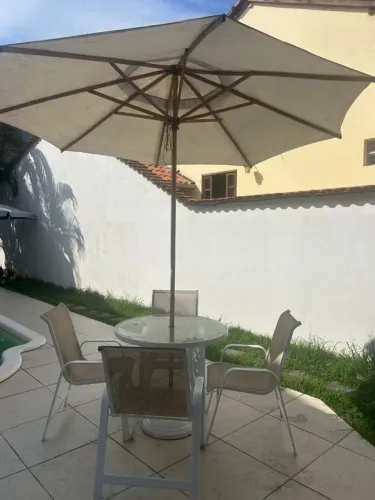 Espreguiçadeira com mesa + mesa com guarda sol e cadeiras + guarda retrátil verde