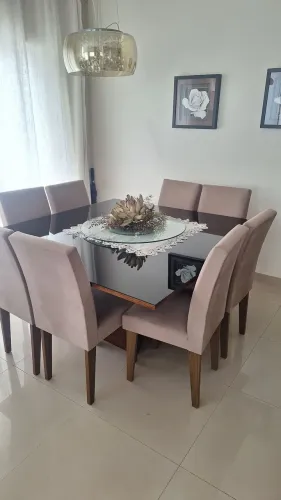 Mesa de jantar para 8 lugares quadrada.
