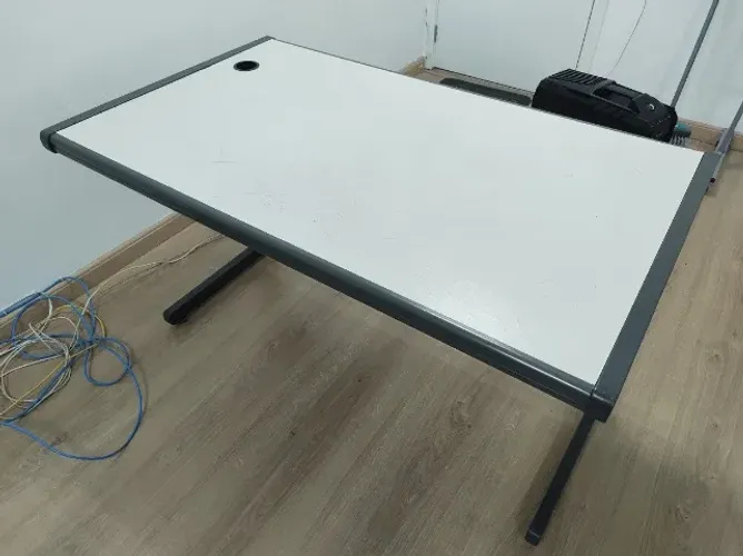 Mesa de escritório branca e preta