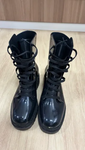 Bota coturno de cano médio, verniz preto, solado tratorado / 36